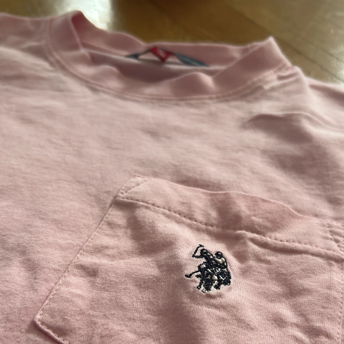 Ljusrosa t-shirt med bröstficka från U.S. Polo Assn. - 2