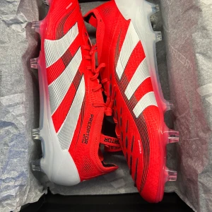 Adidas Predator FG Elite - Säljer ett par helt nya Adidas Predator Elite FG i storlek 40 2/3. Box och påser medföljer 