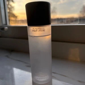 MAC Fix+ spray - Säljer denna MAC Prep + Prime Fix+ face mist! Fixing spray för att fräscha upp hud och få sminket att sitta fint över dagen! Säljer då jag inte använder, använd ett fåtal gånger.