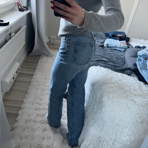 Blå jeans med rak passform - Säljer dessa jeans från Zara💕