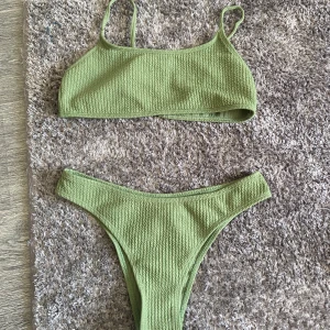 Grön ribbad bikini - Snygg grön bikini med ribbad struktur.