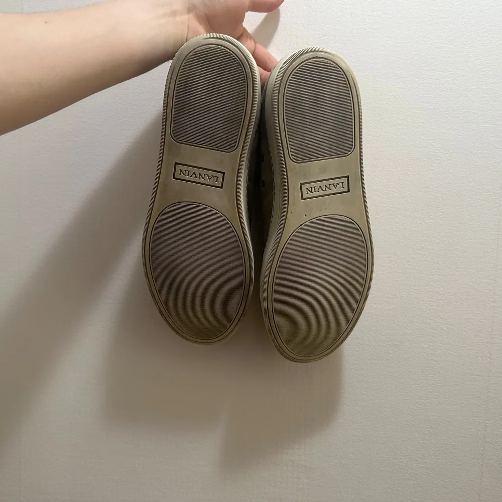 Säljer ett par beige Lanvin-sneakers i storlek 42, men de funkar även om du har 43 (jag har själv 43 och de sitter bra). Riktigt snygga och stilrena skor som passar till det mesta – jeans, kostymbyxor, du väljer. Sköna att gå i och perfekt om du vill ha något som känns både lyxigt och enkelt på samma gång.. Kengät.