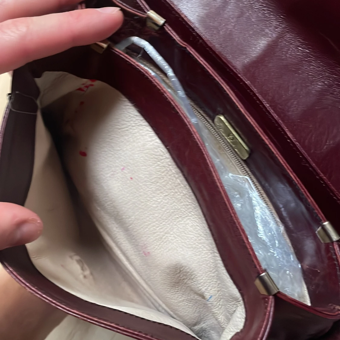 Vinröd axelväska från Etienne Aigner - 3