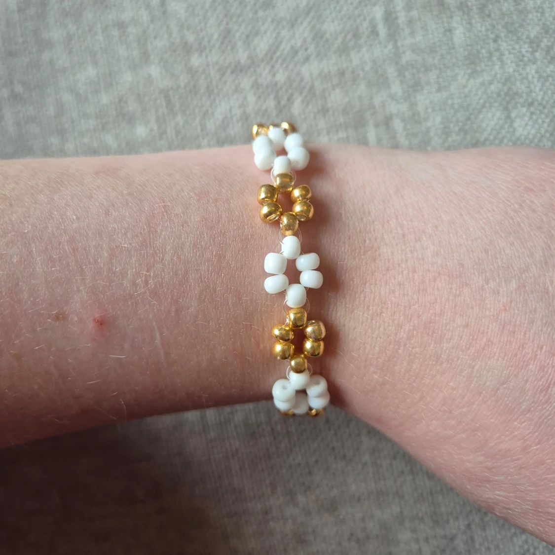 Pärlarmband med blommor i vitt och guld - 1