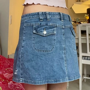 Jeanskjol vintage - Vintage lågmidjad jeanskjol med snygga fickor och volang🥰💕💕Midjemåttet: ca 36cm🎀