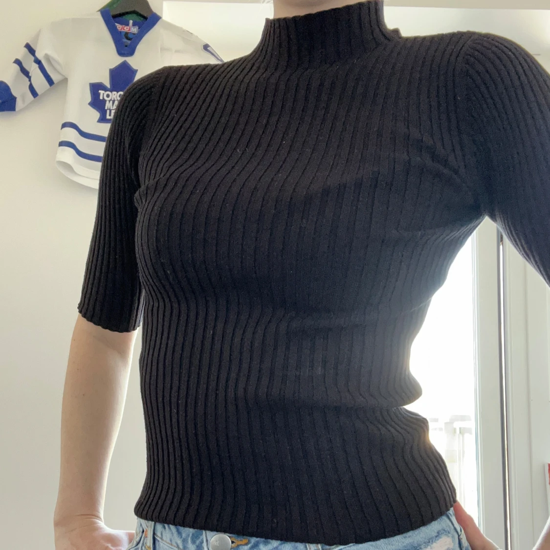 Svart ribbad topp med halv polo - 1