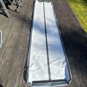 Airtrack - Säljer den här airtracken pågrund av att den inte kommer till användning. 4 meter lång❤️ bara airtrack, ingen pump! Pris kan diskuteras 