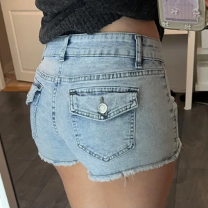 Low waist jeansshorts - Snygga low waist jeansshorts med fina detaljer, väldigt fint skick, inga defekter!!💗Passar xs/s