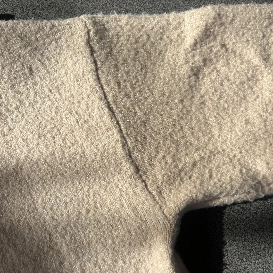 Beige stickad tröja med krage - 1