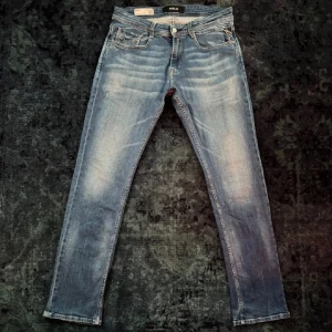 Replay Rocco - Ett par feta replay jeans i rak passform. I väldigt fint skick🌟 Hör av dig vid ev frågor eller funderingar!! 
