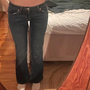 Mörkblå bootcut jeans  - Säljer ett par mörkblå bootcut jeans med låg midja. Dem är från Monki💗Och dem är i storlek 25🤍