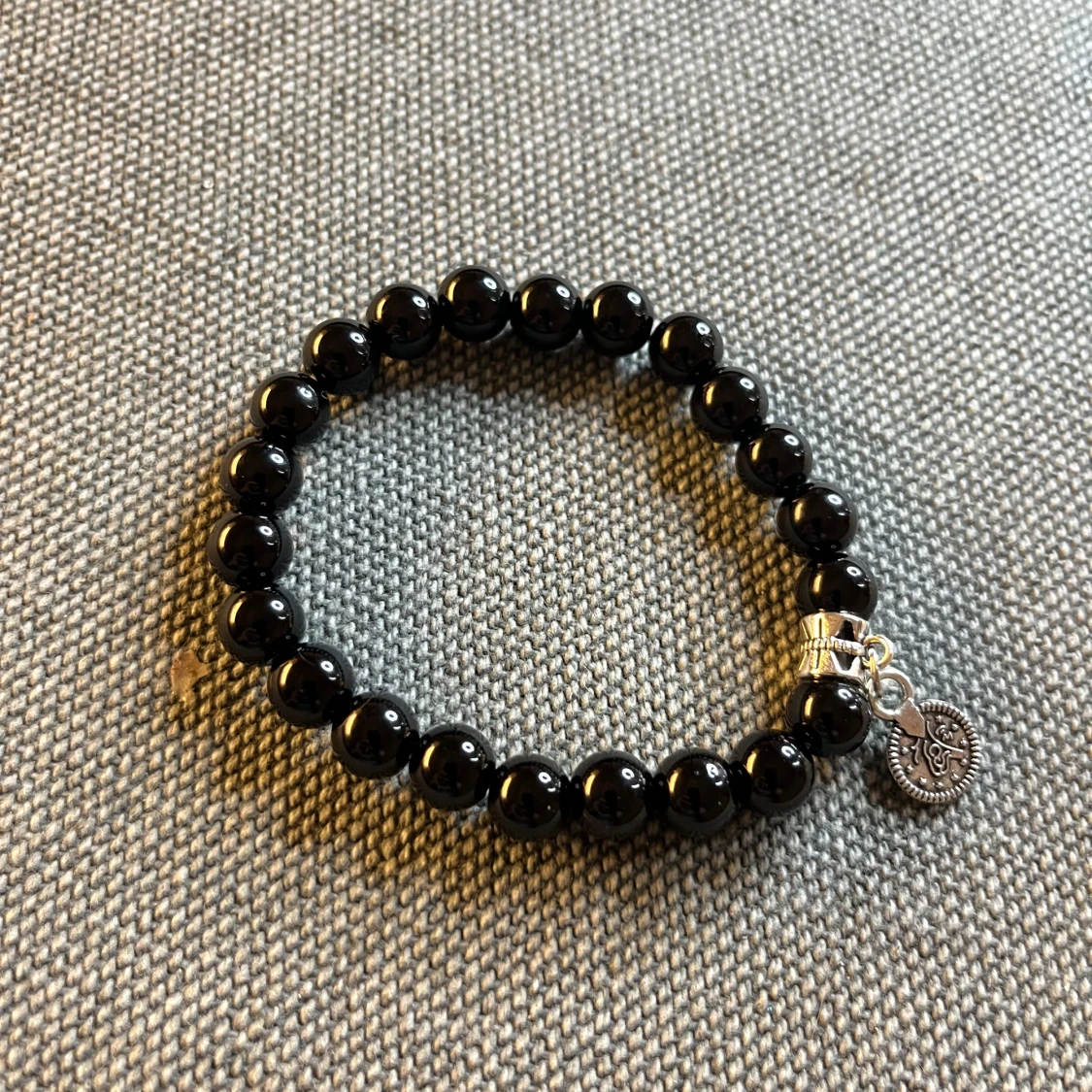 Två pärlarmband med berlocker - 1