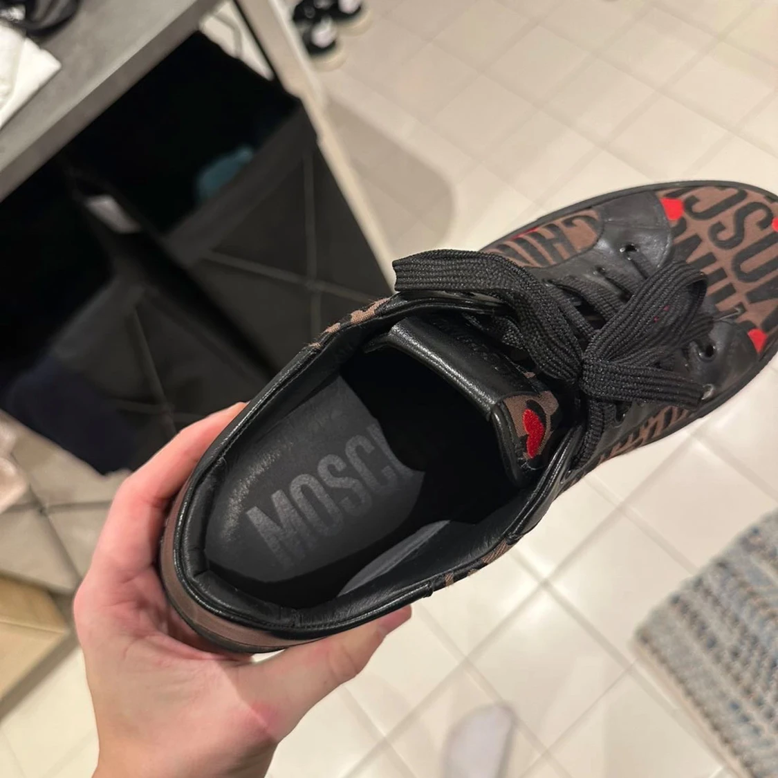 Svarta sneakers från Moschino med röda hjärtan - 2
