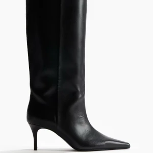 Svarta höga stövlar med klack - Svarta höga stövlar med klack. Helt okej skick, klackarna har lite defekter. 