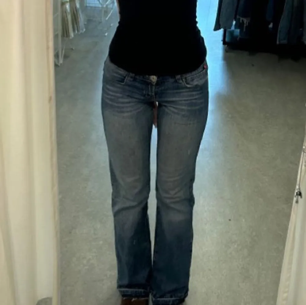 Trendiga snygga vintagejeans från Replay, i bootcut och i storlek W25 L32 ( ungefär XS ). Sjukt snygga detaljer men är för små, Innerbensmått: 74 cm 💞💞 Liknar dom på bild). Farkut & Housut.