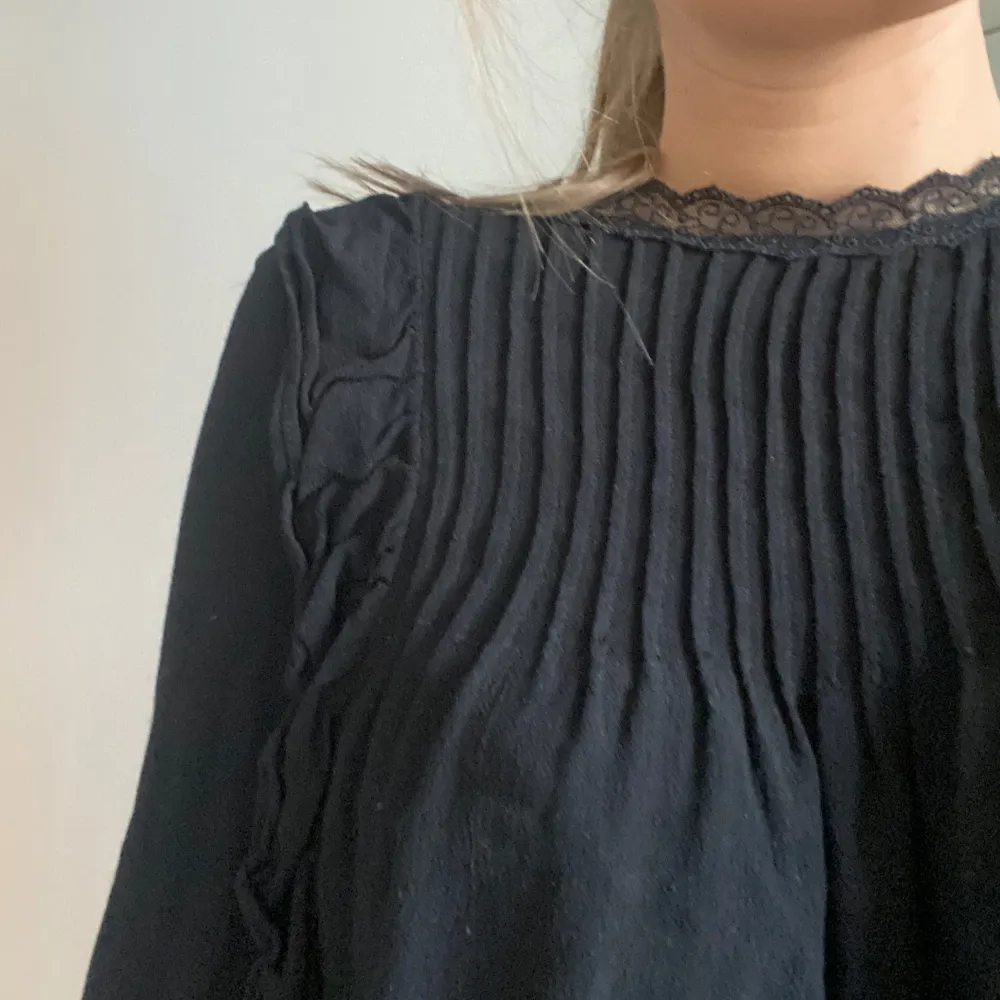 Sötaste blusen från zara! Den har detaljer där fram och passar till allt💕. Puserot.