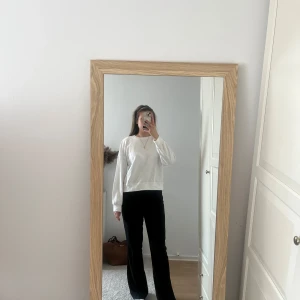 Vit sweatshirt från H&M - Säljer en enkel och stilren vit sweatshirt från H&M. Tröjan har rund halsringning och långa ärmar med en avslappnad passform. Perfekt till vardags och lätt att matcha med olika outfits.