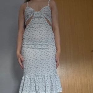 Blommig klänning med volangdetalj - Säljer denna sommarklänning från Nelly som jag aldrig använt (lappen är fortfarande kvar), pris går att diskuteras!