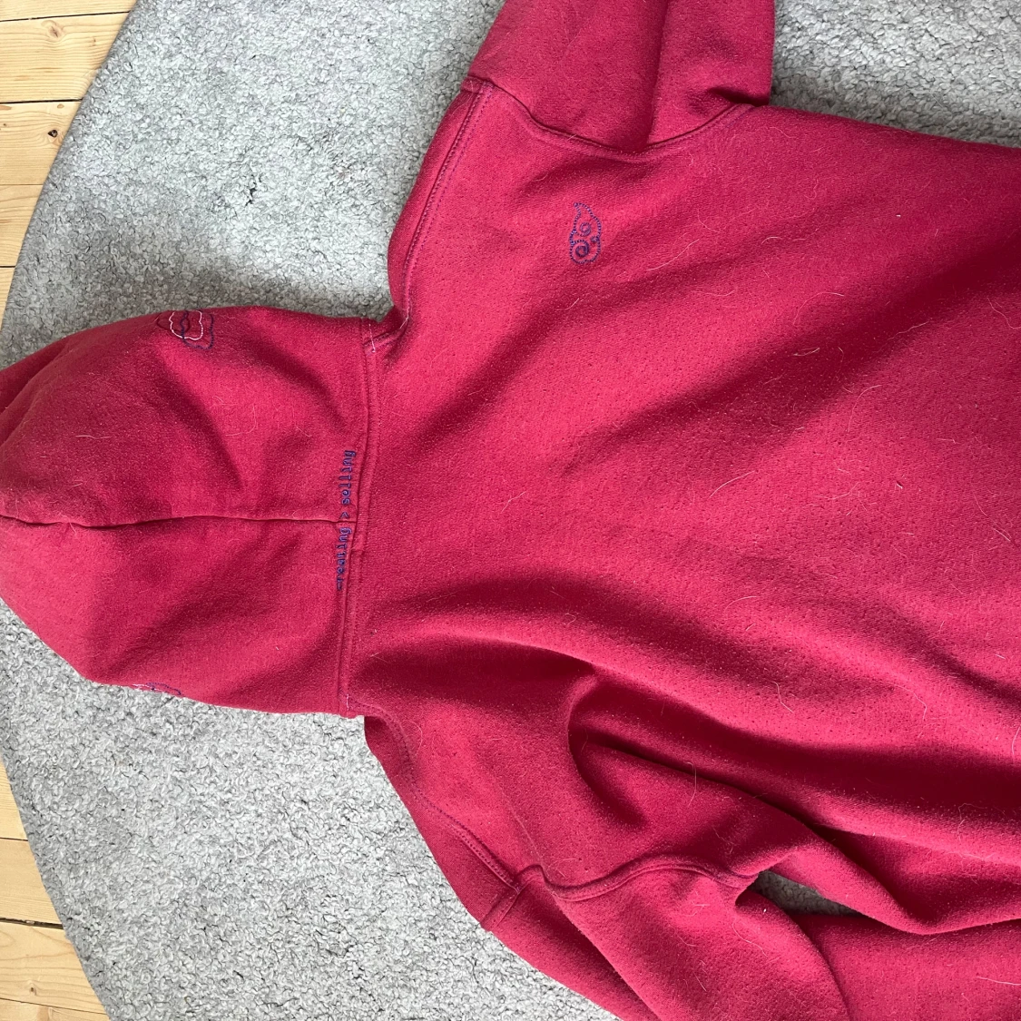 Röd hoodie från Capeesh - 1