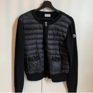 Moncler cardigan  - En snygg cardigan från moncler i färgen svart. Storlek 1/S priset är inte hugget i sten