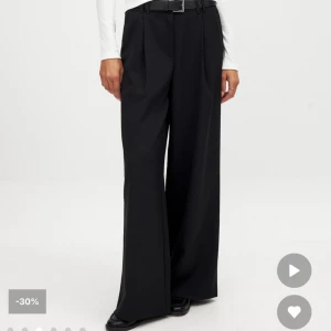 Kostymbyxor  - Säljer mina helt oanvända kostymbyxor från nakd🖤 aldrig använda! Storlek 36