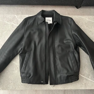 Cos Skinnjacka (äkta läder) - Snygg skinnjacka från Cos i storlek S. Den köptes ny 2024 och är knappt använd så är näst inpå nyskick. Nypris: 3900kr