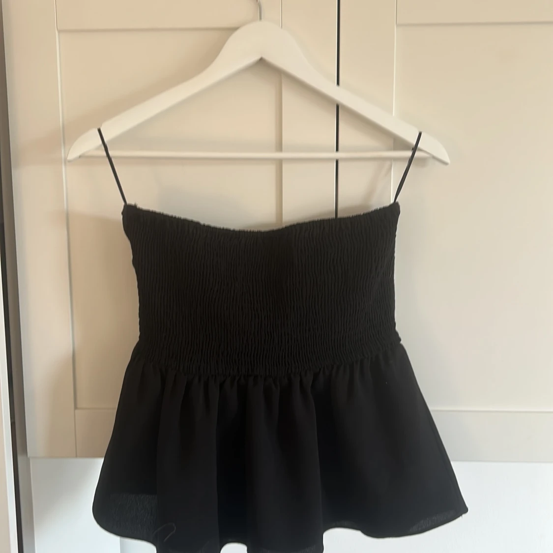 Svart axelbandslös topp - 2