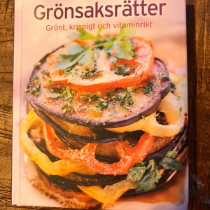 Grönsaksrätter: Grönt, krispigt och vitaminrikt - Upptäck en värld av läckra soppor, krispiga sallader och delikata grönsaksrätter. Boken erbjuder inspirerande recept med tomater, morötter, paprika och mer. Perfekt för att komplettera kött, fisk eller ägg, eller som huvudrätt. En hyllning till grönsaker i alla dess former.