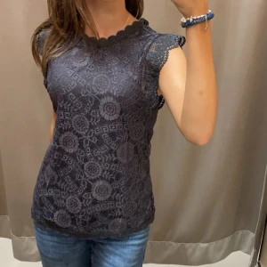 Grå spetsblus - Säljer en grå blus i spets från pieces som är perfekt till sommaren och som festtopp 🥰