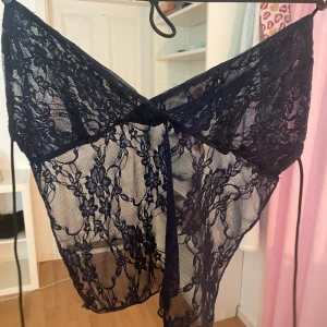 Mörkblå spetsig linnetopp/strand överdrag  - Säljer en mörkblå spetsad linnetopp/ strand överdrag. Aldrig använd. Storlek xs 