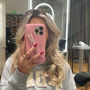 Rhode skal i färgen ribbon - Säljer ett som Passar 12,13,14,15,16 pro och ett för 12,13,14,15,16 PRO MAX💞💞Skriv vilket av de du vill köpa så skickar jag samma dag 🥰
