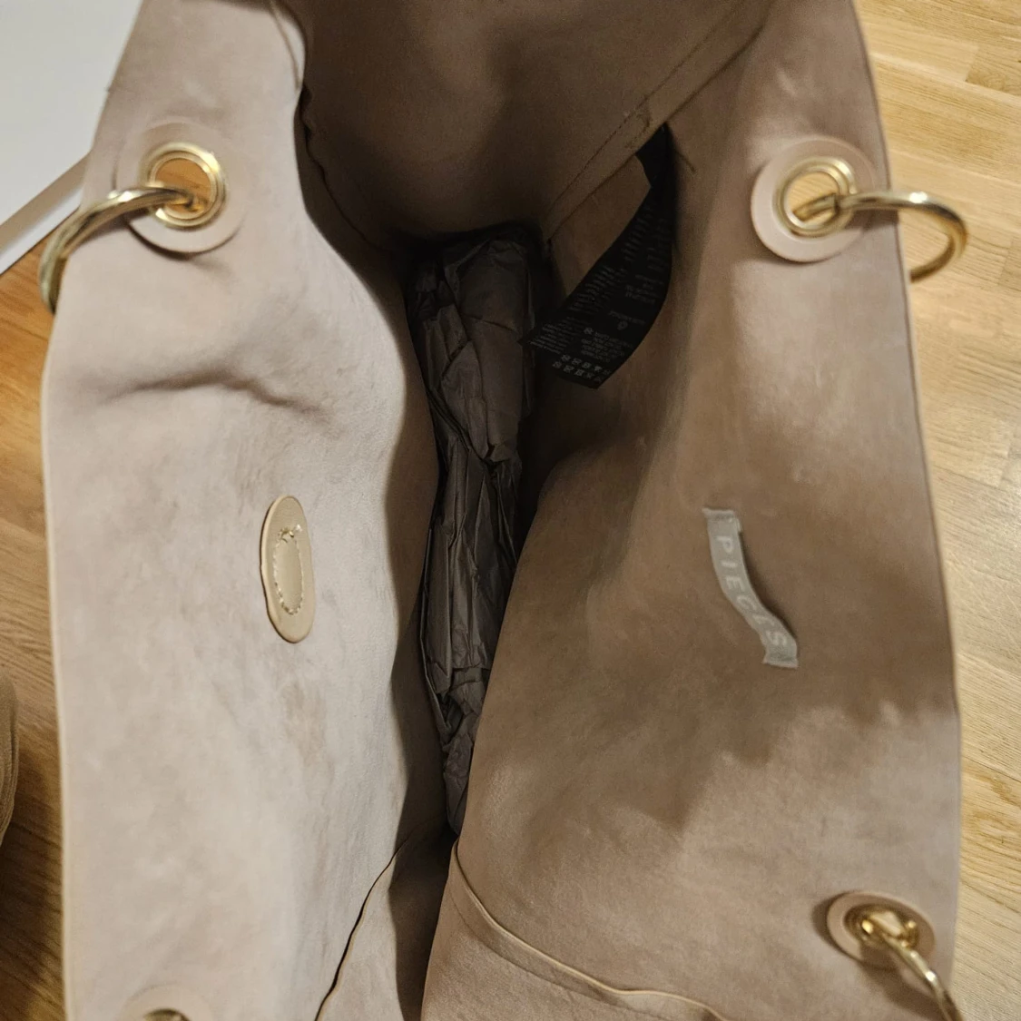 Beige axelväska från Pieces med repdetaljer - 1