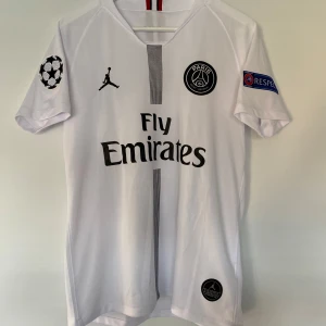 PSG Fotbollströjs med neymar 10 - Säljer en vit Paris Saint Germain fotbollströja, Jordan Tredjeställ från säsongen 2018/19 med Neymar på ryggen. Storlek S i bra skick.