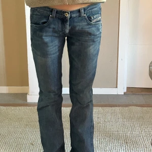 Blå jeansbyxor lågmidjade från diesel  - Så snygga lågmidjade blå jeans från diesel🫶 W: 30, L: 34 (små i storleken)