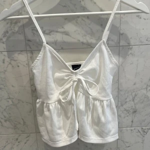 Vit linnetopp med knyt - Vit sommrig linnetopp i storlek xs från gina tricot