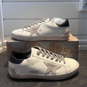 Golden goose sneakers  - Helt nya golden goose skor i storlek 42, box och dustbag medföljer, skriv vid frågor och funderingar!