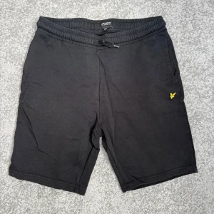 Svarta shorts från Lyle & Scott - Svarta shorts från Lyle & Scott. Köpt från Kidsbrandstore.