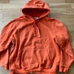 Orange hoodie från YOURTURN - Säljer en snygg orange hoodie från YOURTURN. Den har en klassisk design med en stor ficka framtill och justerbar huva med dragsko. Perfekt för en avslappnad stil. 🧡