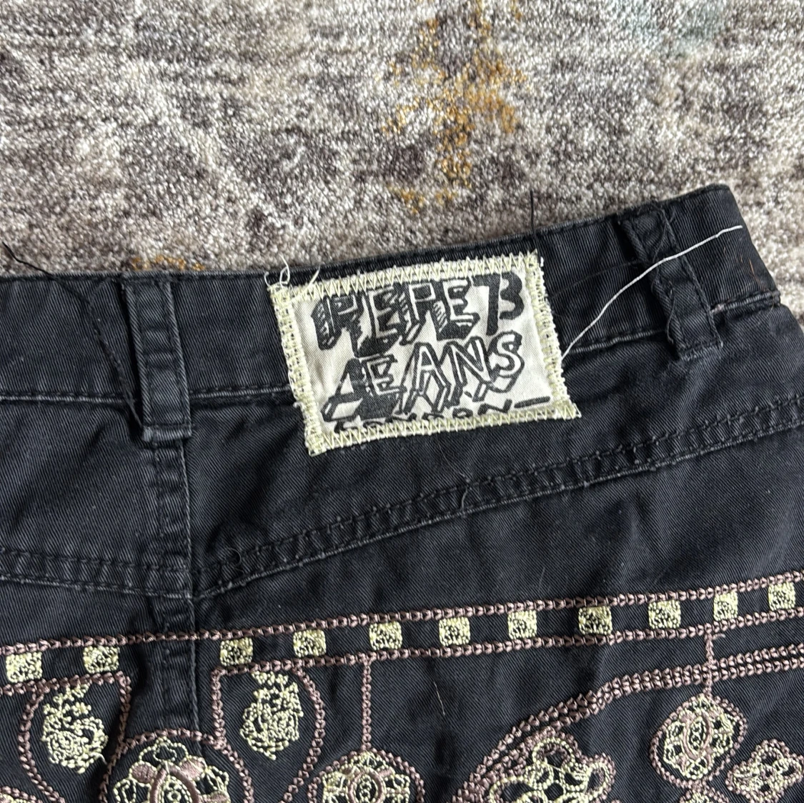 Svart kjol med broderade detaljer från Pepe jeans - 2