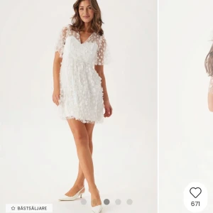 Vit blommig klänning  - Superfin vit kort klänning som passar perfekt nu till studenten eller andra sommarfiranden!! Klänningen har blommiga detaljer över hela sig. Säljer den pågrund av det inte var den jag var ute efter, alltså är den helt oanvänd. 