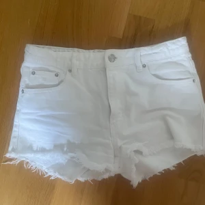 Vita jeansshorts  - Jättesnygga vita jeansshorts som passar perfekt till sommaren! Är i storlek 152 men passar xxs/xs💕