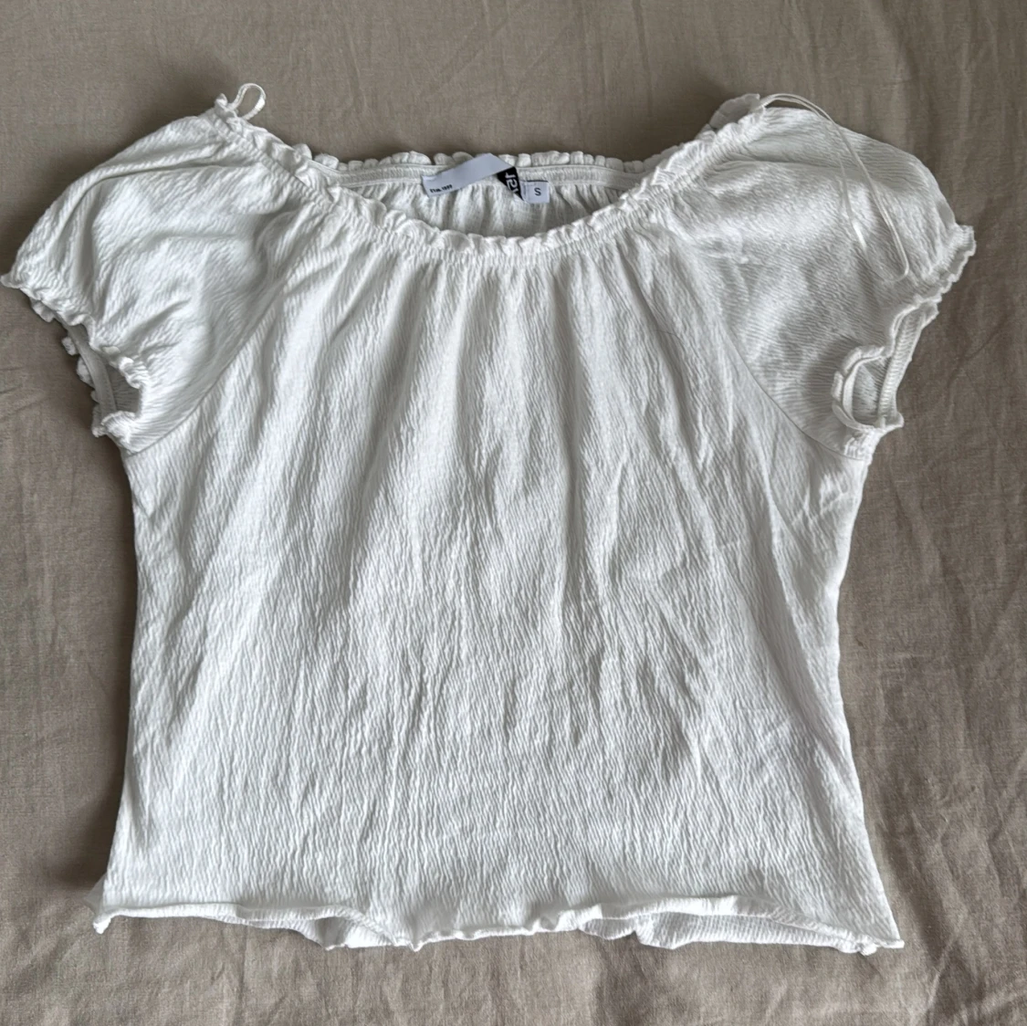 Vit ribbad topp med volangkant - 1