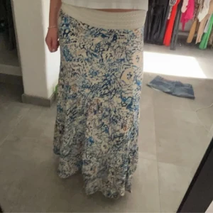 långkjol  - Super fin lång kjol! Köpt i Italien💕 Köptes för 600 och är aldrig använd 🌸
