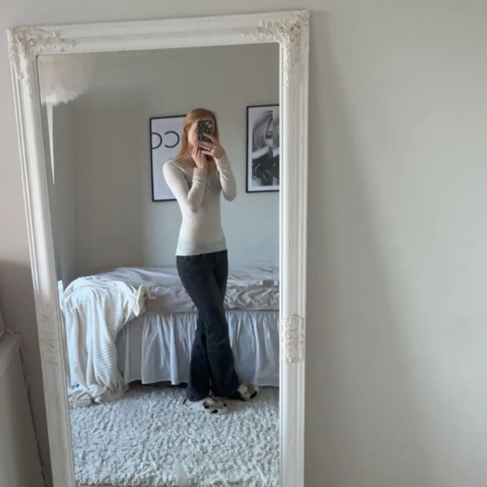 säljer ett par mörkgrå lågmidjade bootcut jeans i super duper skick! dom är super fina och passar till allt! 💘. Farkut & Housut.