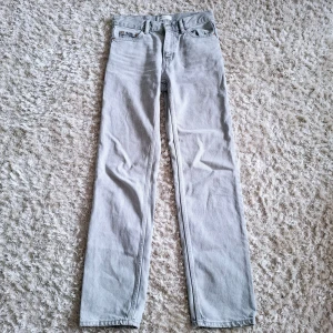 Ljusgrå jeansbyxor från Gina Tricot - Ljusgrå jeansbyxor från Gina Tricot, modell Perfect Jeans med raka ben!