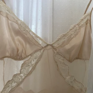 Snygg klänning/nattlinne - Säljer en gullig klänning/nattlinne. Den är väldigt genomskinlig och kan användas som t.ex sommarklänning eller nattlinne. Aldrig använt själv❤️❤️