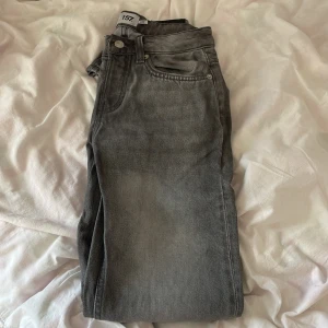 Grå jeansbyxor från 157 Icon - Lågmidjade raka jeans från lager 157. Aldrig kommit till användning utan är helt som nya.