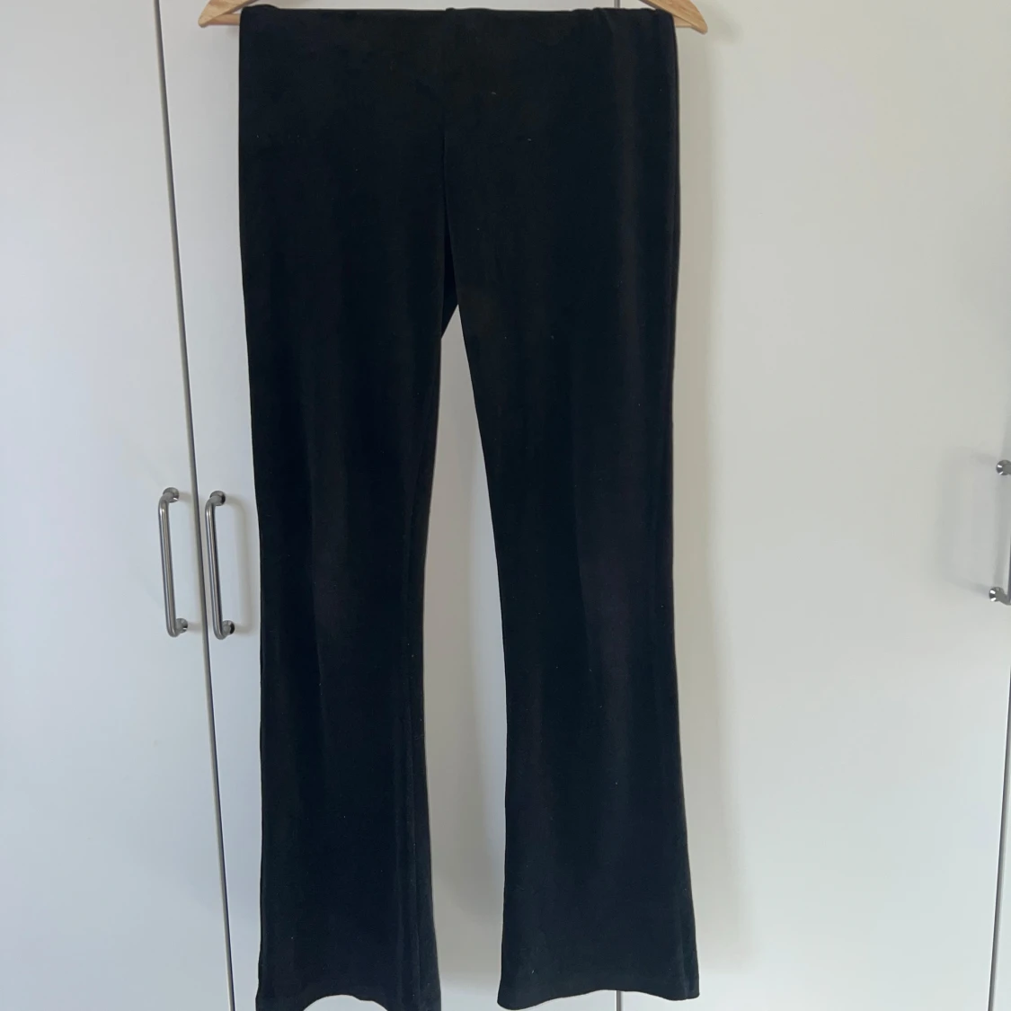 Lågmidjade Svarta mjukisbyxor i velour - 1