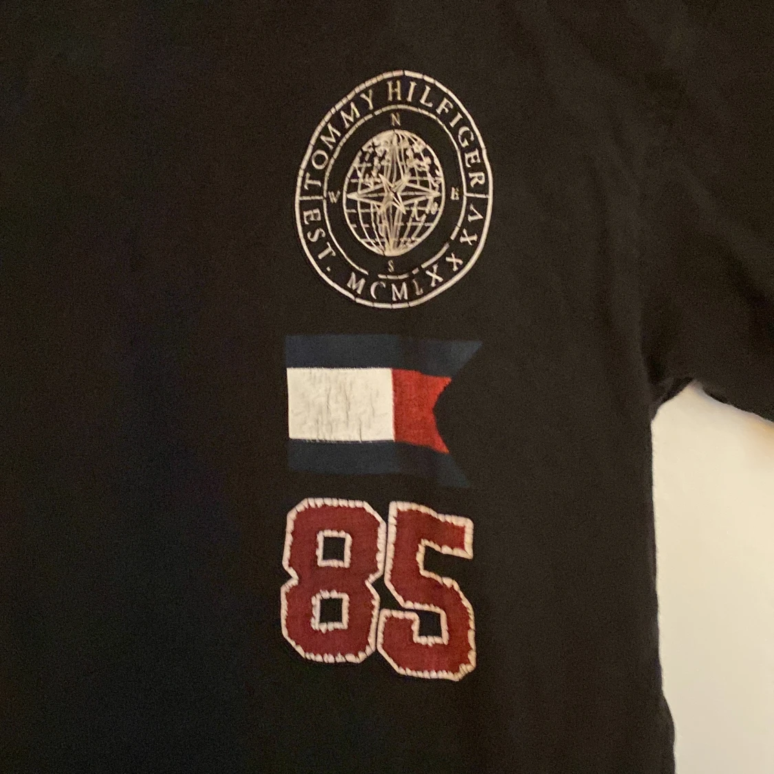 Svart t-shirt från Tommy Hilfiger med tryck - 3