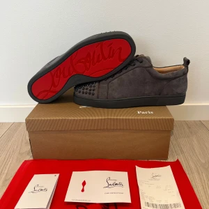 Christian Louboutin - Tja! Säljer nu mina loubs med spikar! De är aldrig använda då de var för små för mig. Köpta på plick så kan ej garantera äkthet, också därför ja inte kan lämna tillbaka de. Pris ej fast vid en snabb affär! Bara att skriva vid frågor!